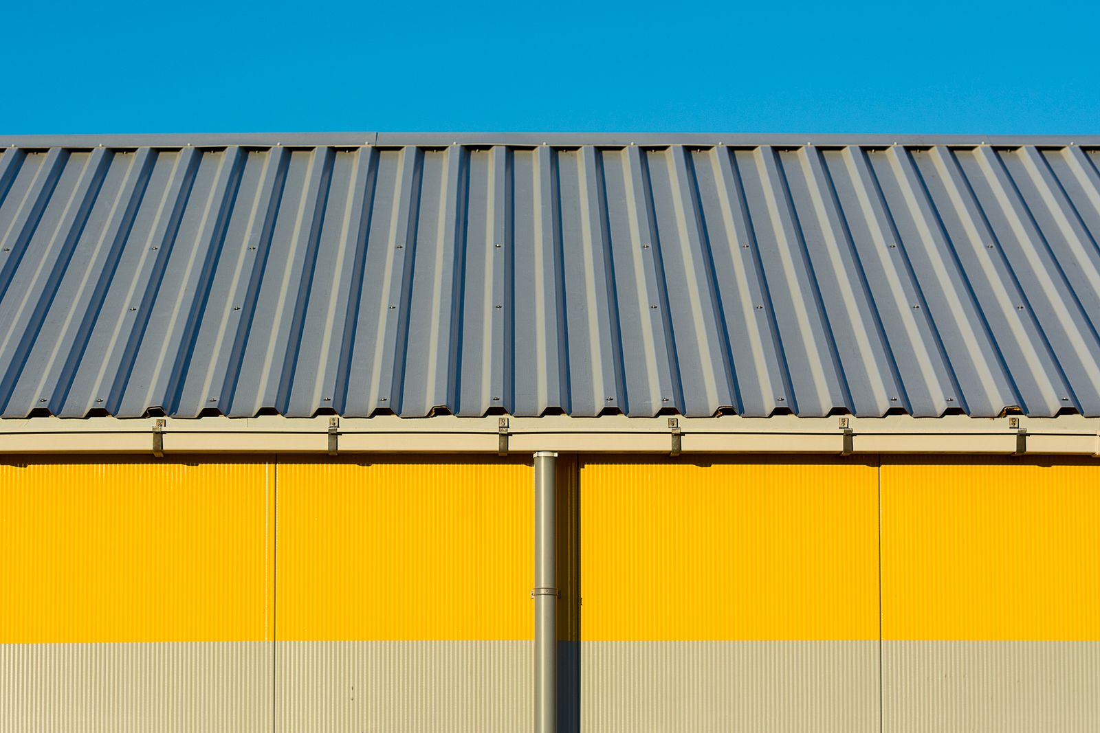 Cobertura metálica de pavilhão vista do exterior